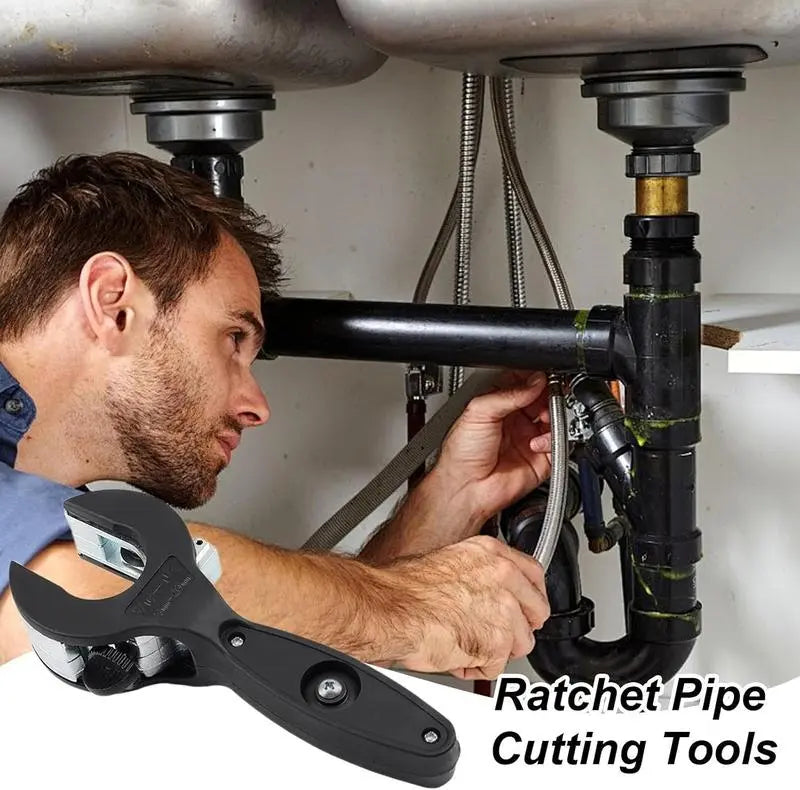 Ratchet-style pipe cutter—a one-handed, quick pipe-cutting tool