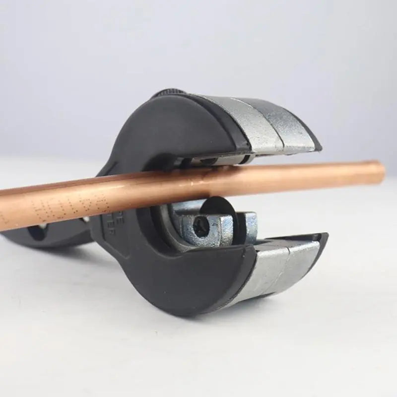 Ratchet-style pipe cutter—a one-handed, quick pipe-cutting tool