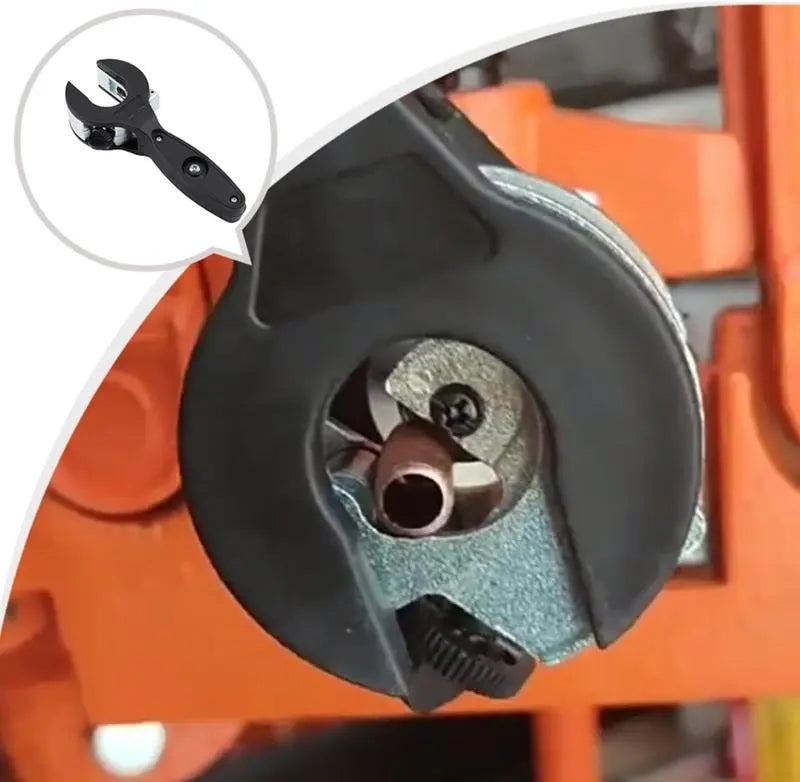 Ratchet-style pipe cutter—a one-handed, quick pipe-cutting tool